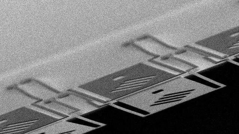 Thermal-mechanical Detector Array with Integrated Diffraction Grating