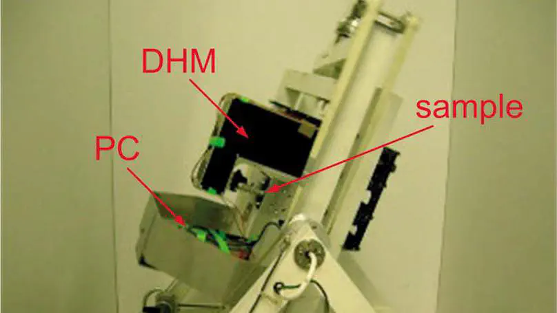 Digital holographic microscopy real-time monitoring of cytoarchitectural alterations during simulated microgravity